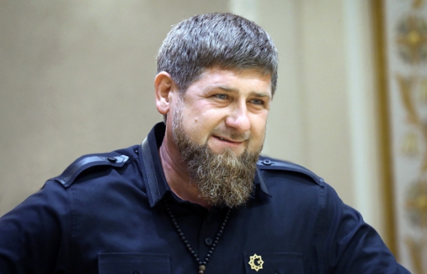 «Ular tugma bosib o‘tiruvchi qahramonlar». Ramzan Qodirov dushmanlari kimligini ma’lum qildi (video)