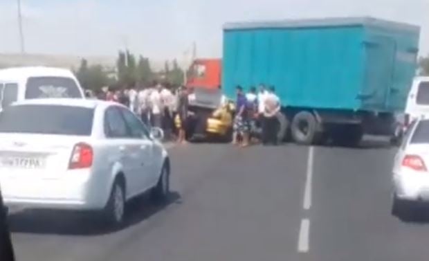 Samarqandda Nexia ortga qayrilayotgan «Kamaz»ning tagiga kirib ketdi (video)