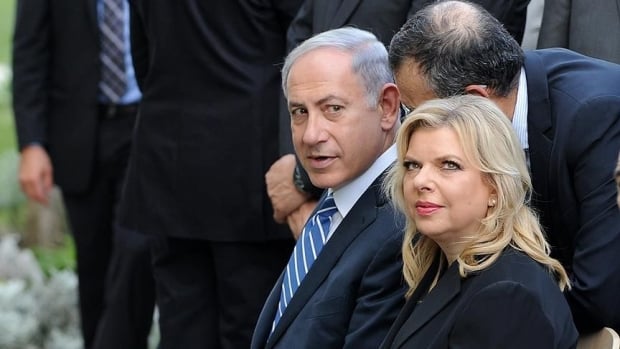 Netanyahuning rafiqasi Kiyevda samolyot yoniga olib chiqilgan non bo‘lagini yerga tashlab yubordi (video)