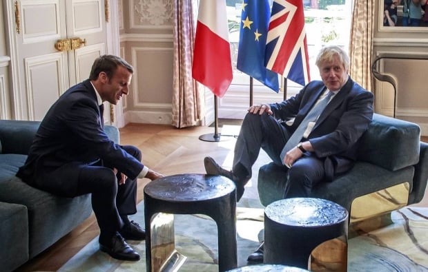Boris Jonson Makron oldida oyog‘ini stol ustiga qo‘yib oldi (video)
