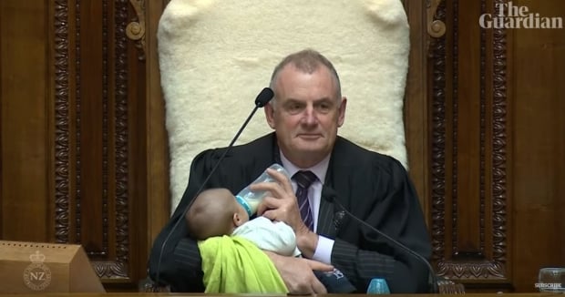 Parlament raisi chaqaloq bilan yig‘ilishni o‘tkazdi (video)