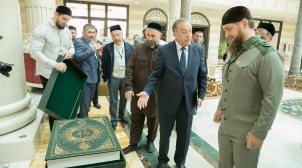 Ramzon Qodirovga Shavkat Mirziyoyevning sovg‘asi topshirildi (video)