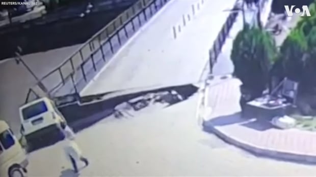 Turkiyada piyodalarga mo‘ljallangan ko‘prik o‘pirilib tushdi (video)