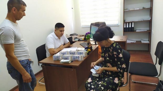Bayram arafasida MIB xodimi farzand onasiga 35 mln so‘m undirib berdi