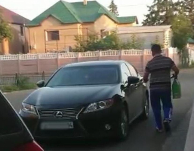 Қозоғистонда камбағал одам Lexus’да ёрдам сўраб келди