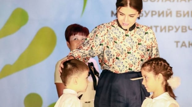 Shahnoza Mirziyoyeva bolalarga ilk sertifikatlarni topshirdi