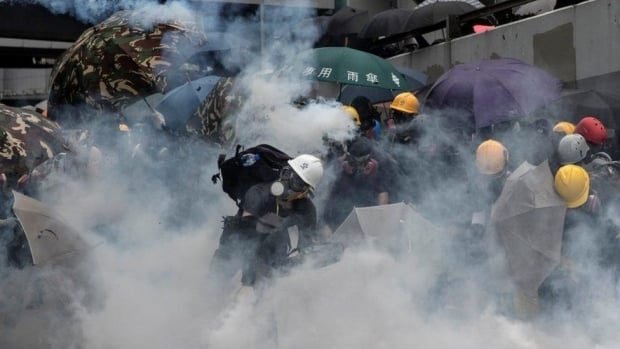 Hongkongda namoyishchilarga qarshi o‘chirilmaydigan bo‘yoq qo‘llandi