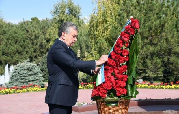Шавкат Мирзиёев Ислом Каримов ҳайкали пойига гулчамбар қўйди (фото)