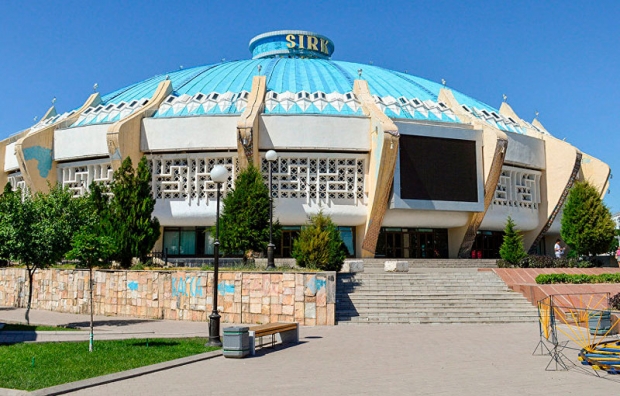 Toshkent sirkidagi tomosha vaqtida gimnastikachi qiz balandlikdan tushib ketdi