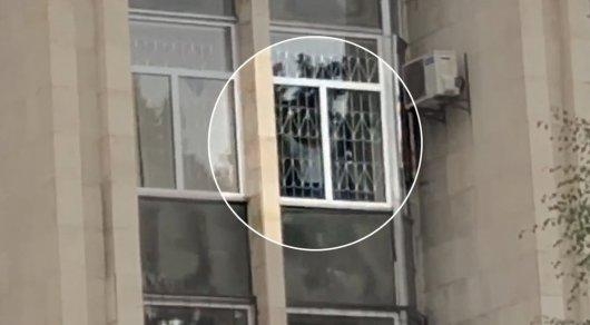 Атамбоев бир ой ичида илк бор омма олдида кўринди (видео)