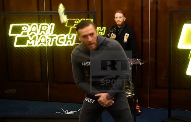 Moskvada Konor Makgregorga butilka uloqtirildi (video)