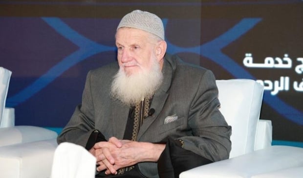 Yusuf Estes: «O‘zbekiston ustidan uchib o‘tayotganimni bilgach, parashyut taqib samolyotdan sakrash fikri xayolimga keldi» (video)