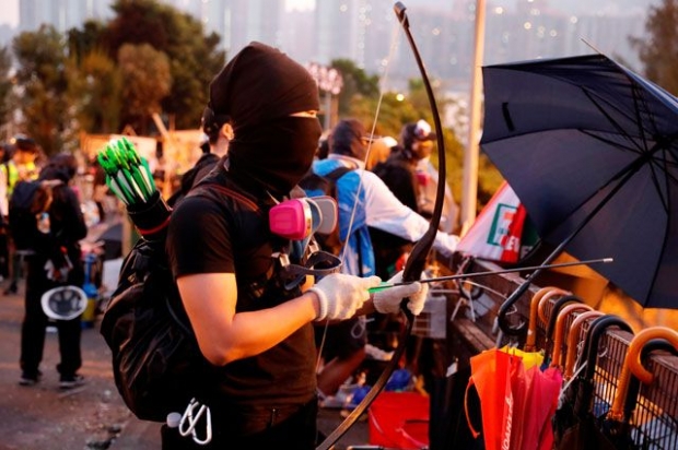 Hongkongda namoyishchilar politsiyaga kamonlardan o‘q uzdi (video)