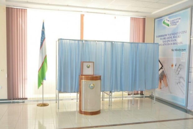 Saylovga stollarni bezatish uchun o‘qituvchilar maoshidan ushlab qolish “topshirig‘i” o‘rganildi