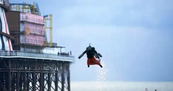 Britaniyalik «uchar odam» o‘zining tezlik rekordini yangiladi (video)
