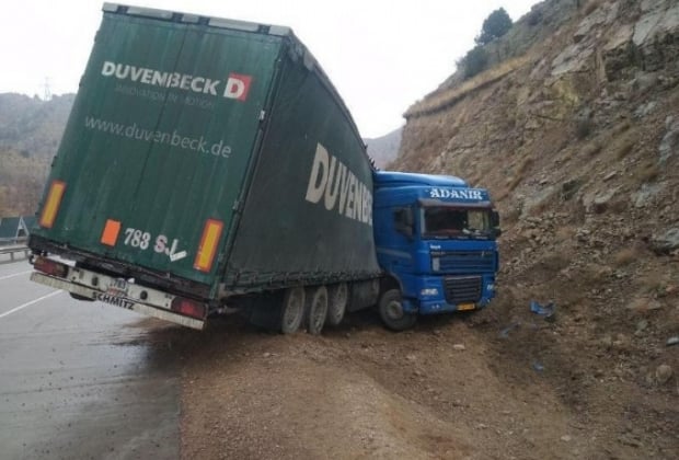 Qamchiq dovonida yuk mashinasi yo‘ldan chiqib ketdi