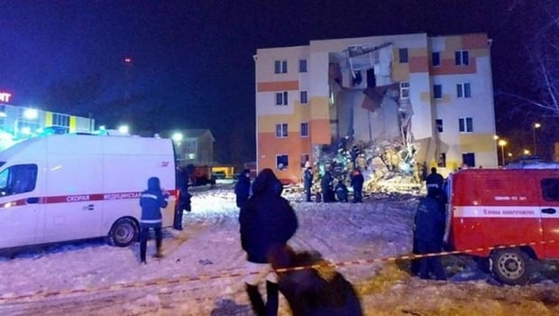 Россияда кўп қаватли бино портлаб, унинг девори қулаб тушди (видео)