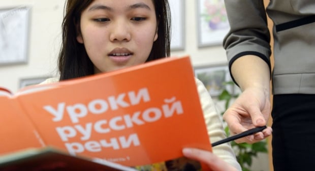 Иккинчи она тилимиз: Ўзбекистонда нега рус тилини ўрганишади?