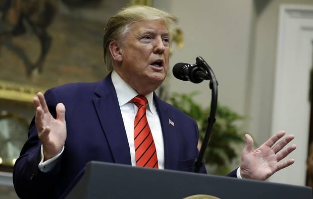 Трамп ўзига қарши импичмент жараёнини давлат тўнтарувига уриниш деб атади