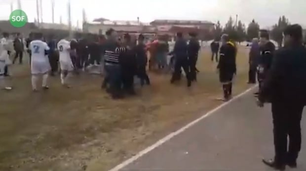 Жиззахда футбол ўйини оммавий муштлашувга айланиб кетди (видео)