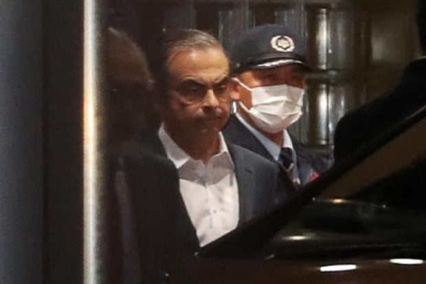 OAV: Karlos Gon Yaponiyadan musiqa asbobi g‘ilofida qochgan