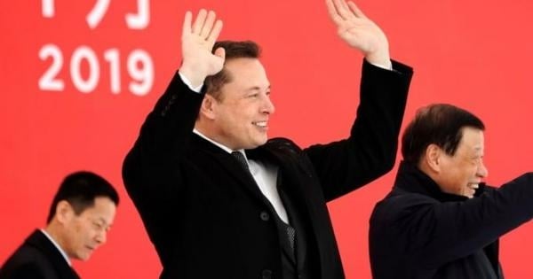 Ilon Mask Xitoyda Tesla zavodi ochilishida raqsga tushib ketdi (video)