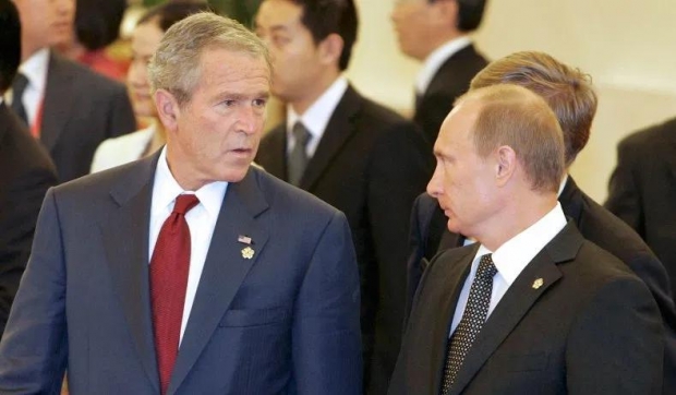 Кремль Путин ва Бушнинг рақсга тушиши видеосини эълон қилди (видео)