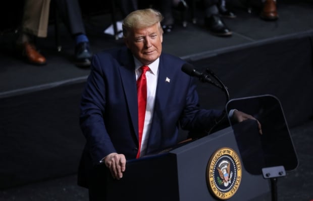 Трампга қарши кўрсатма берган бир неча киши ишдан бўшатилди