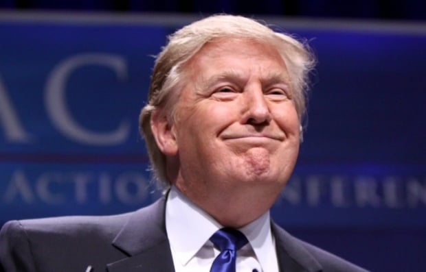 Трамп уни ўпган иситмаси бор одамга қандай жавоб қайтарди?