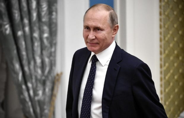 Путин конституцияга тузатишлар киритиш тўғрисидаги қонунни имзолади