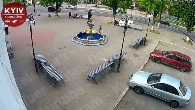 Опа-сингил селфига тушаман деб фавворани вайрон қилди (Видео)