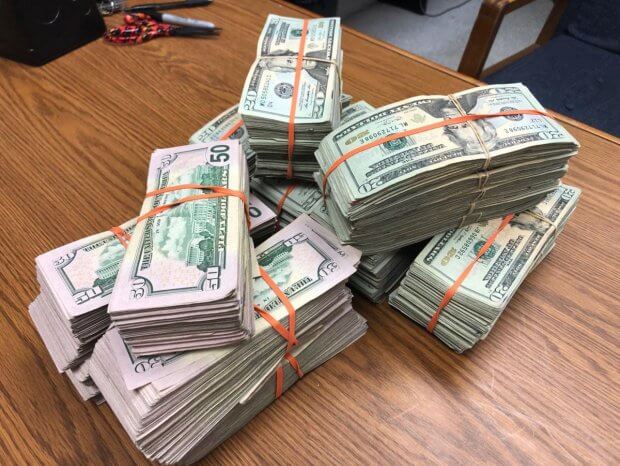 Amerikalik o‘smir bankomat yonidan 135 ming dollar topib oldi va politsiyaga qo‘ng‘iroq qildi