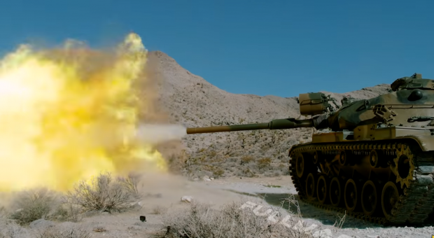 Tankdan Land Rover’ga o‘t ochilsa nima bo‘ladi? (video)