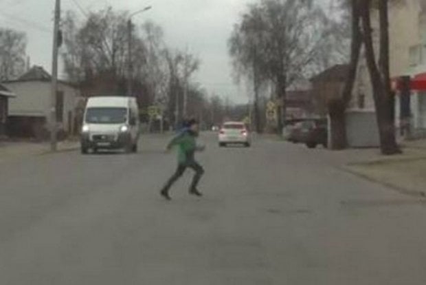 Sevgan qizi bilan janjallashib qolgan yigit o‘zini mashina ostiga tashladi (+18 video)