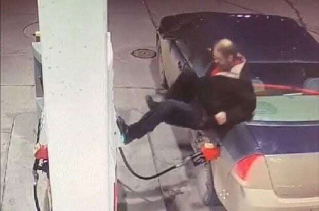 Jahldor haydovchi benzokolonka bilan «jang» qildi (video)