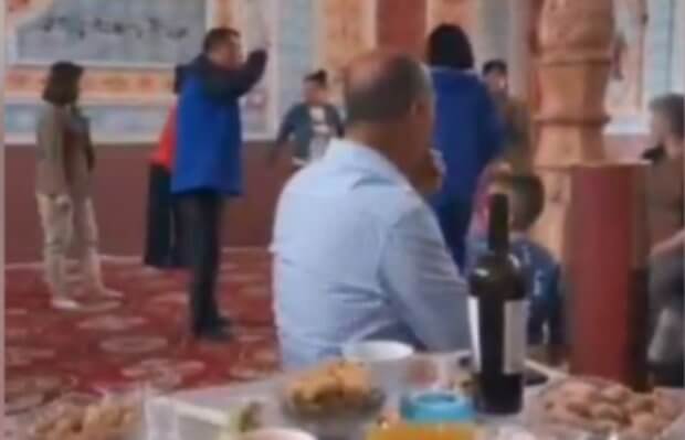 Xitoyliklar Sharqiy Turkistondagi masjidda restoran ochdi (video)