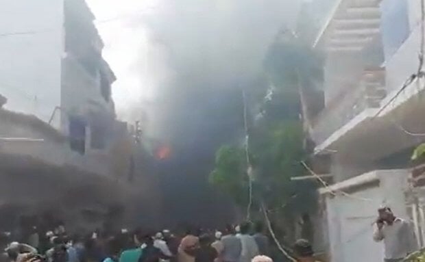 Покистонда йўловчи самолёт ҳалокатга учради (видео)