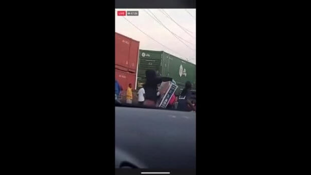 АҚШда ҳаракатланаётган поездни талон-тoрож қилишди (видео)