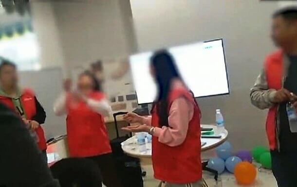 Xitoyda firma xodimlari savdo rejasini bajara olmagani uchun tirik qurtlarni yeyishga majburlandi (video)