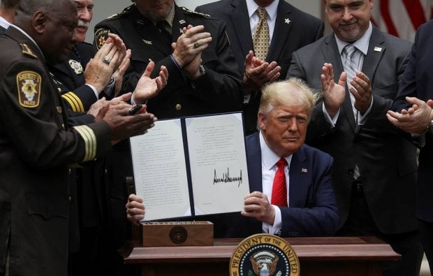 Трамп полициянинг ислоҳ қилиниши ҳақидаги фармонни имзолади
