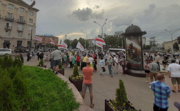 Минск аҳолиси ҳукуматга норозилик белгиси сифатида «бирдамлик занжир»ига тизилди