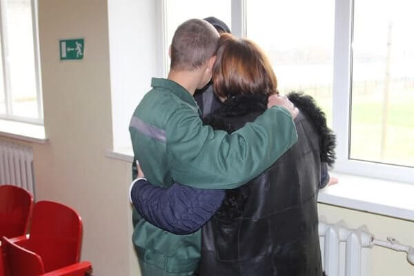 Ўзбекистонда вояга етмаган маҳкумларнинг ота-онаси билан учрашувларида чекловлар бекор қилинди