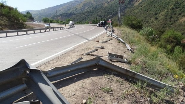 Namanganda sement ortilgan Isuzu’ning jarlikka ag‘darilib ketishi oqibatida 2 kishi halok bo‘ldi