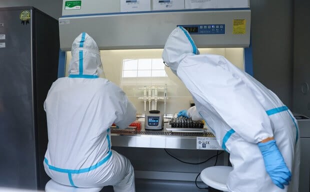 Америкалик биолог коронавирусга иммунитет борасида «ижобий ва салбий» хулосаларни маълум қилди