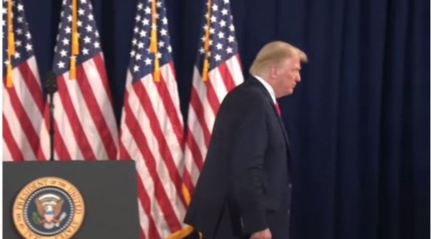 Трамп ноқулай саволга жавобдан қочиб матбуот анжуманидан “жўнаб қолди” (видео)