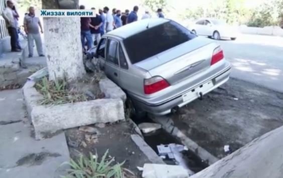 Жиззахда содир бўлган ЙТҲда йўл четида савдо қилаётган бола жароҳатланди