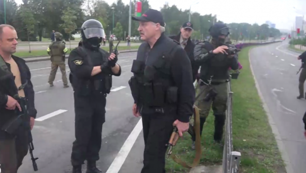 Автомат кўтарган Лукашенко ўз халқини «каламушлар» деб ҳақорат қилди (видео)