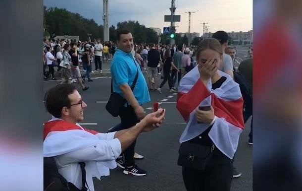Беларуслик йигит Минскдаги норозилик намойишлари вақтида севган қизининг қўлини сўради (видео)