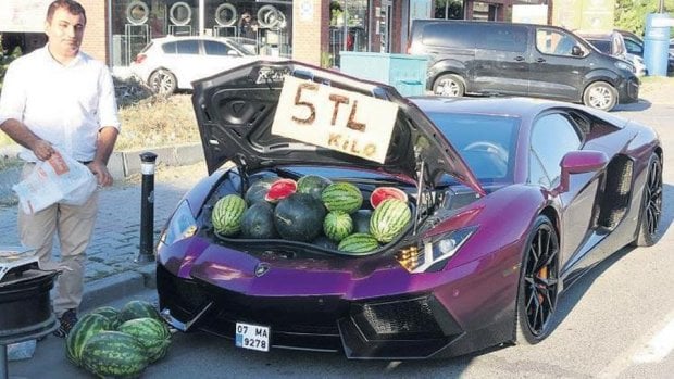 Turkiyada qimmatbaho mashinadan tarvuz sotgan erkak jarimaga tortildi