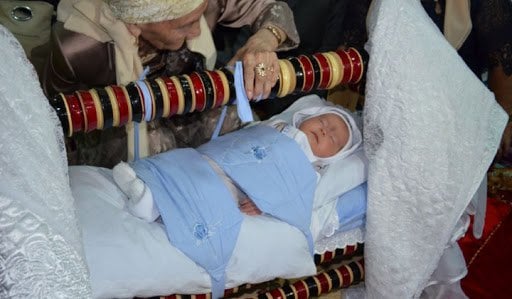 Bebeği beşiğe bağlamak gelişimine kötü etkiler mi?